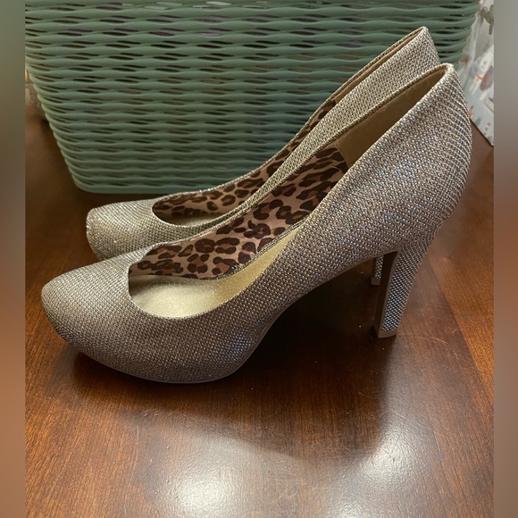 NWOT G by Guess Round Toe Gold Glitter Platform Pump Heel Shoes - Picture 6 of 8